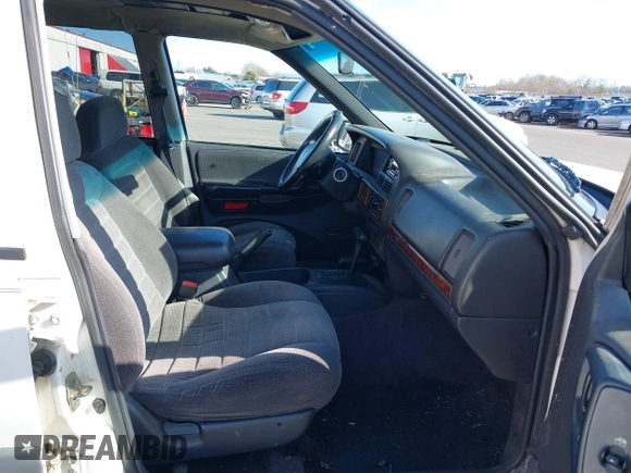1996 Jeep Grand Cherokee Laredo z VIN 1J4GZ58Y5TC186403, wystawiony jako IAAI lot #41562270 z przebiegiem 205 797 mil mil oraz . Historia ofert i sprzedaży dostępna na DreamBid. Obrazek 5.