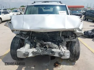 2008 Jeep Commander Sport z VIN 1J8HH48K88C101685, wystawiony jako IAAI lot #42156247 z przebiegiem 119 393 mil mil oraz . Historia ofert i sprzedaży dostępna na DreamBid. Obrazek 6.
