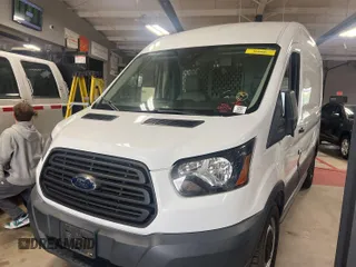 2018 Ford Transit z VIN 1FTYE1CM1JKB42307, wystawiony jako IAAI lot #42501108 z przebiegiem 92 627 mil mil oraz . Historia ofert i sprzedaży dostępna na DreamBid. Obrazek 1.