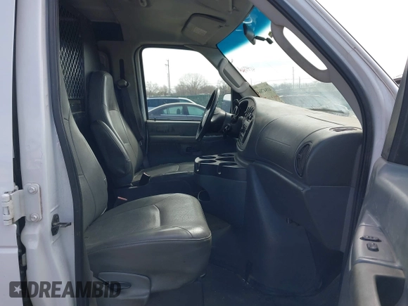 2008 Ford Econoline Cargo Commercial z VIN 1FTNE24L48DB49555, wystawiony jako IAAI lot #41847864 z przebiegiem 150 467 mil mil oraz . Historia ofert i sprzedaży dostępna na DreamBid. Obrazek 5.