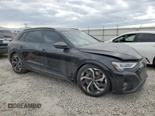 2024 Audi Q8 e-tron Premium Plus z VIN WA15AAGE3RB027165, wystawiony jako Copart lot #42250375 z przebiegiem 15 926 mil mil oraz Szkoda całkowita • Salvage title. Historia ofert i sprzedaży dostępna na DreamBid. Obrazek 4.