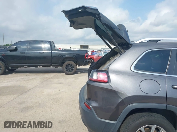 2019 Jeep Cherokee Latitude Plus z VIN 1C4PJLLB2KD333239, wystawiony jako IAAI lot #42144451 z przebiegiem 64 828 mil mil oraz . Historia ofert i sprzedaży dostępna na DreamBid. Obrazek 18.