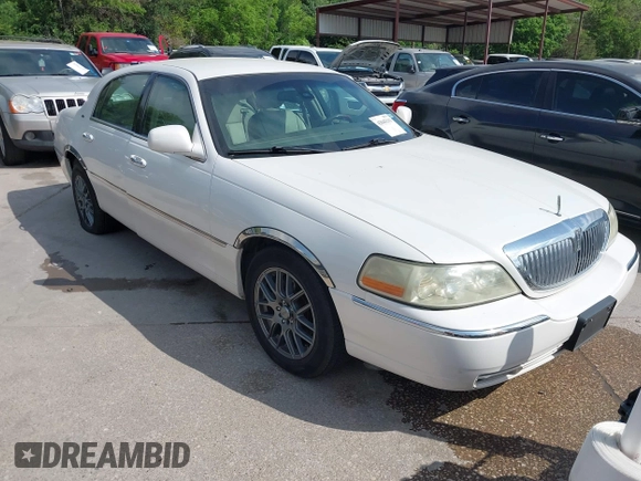 2003 Lincoln Town Car Cartier z VIN 1LNHM83WX3Y635492, wystawiony jako IAAI lot #42043813 z przebiegiem 98 120 mil mil oraz . Historia ofert i sprzedaży dostępna na DreamBid. Obrazek 1.