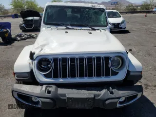2025 Jeep Wrangler Sahara z VIN 1C4PJXEN8SW529320, wystawiony jako Copart lot #57918605 z przebiegiem 15 706 mil mil oraz Czysty tytuł • Clean title. Historia ofert i sprzedaży dostępna na DreamBid. Obrazek 5.