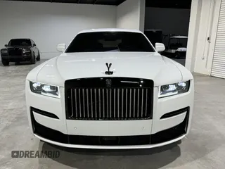 2022 Rolls-Royce Ghost Black Badge z VIN SCATD6C09NU209759, wystawiony jako IAAI lot #42301155 z przebiegiem 5631 mil mil oraz . Historia ofert i sprzedaży dostępna na DreamBid. Obrazek 6.