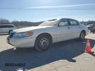 2000 Lincoln Town Car Signature z VIN 1LNHM82W2YY813274, wystawiony jako Copart lot #47288135 z przebiegiem 110 192 mil mil oraz Czysty tytuł • Clean title. Historia ofert i sprzedaży dostępna na DreamBid. Obrazek 1.