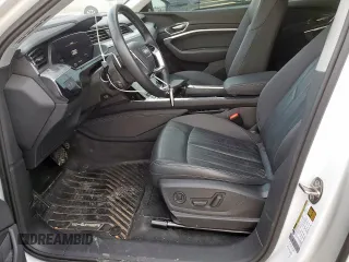 2021 Audi e-tron Premium z VIN WA1AAAGE7MB023949, wystawiony jako Copart lot #50706165 z przebiegiem 53 839 mil mil oraz Szkody całkowita. Historia ofert i sprzedaży dostępna na DreamBid. Obrazek 7.