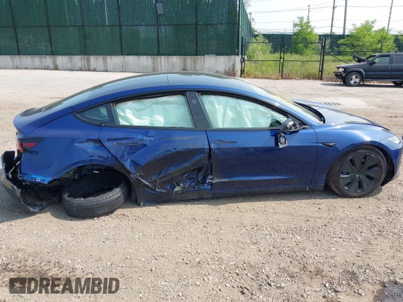 2025 Tesla Model 3 Long Range z VIN 5YJ3E1EB6SF874419, wystawiony jako IAAI lot #42422443 z przebiegiem 11 681 mil mil oraz . Historia ofert i sprzedaży dostępna na DreamBid. Obrazek 12.
