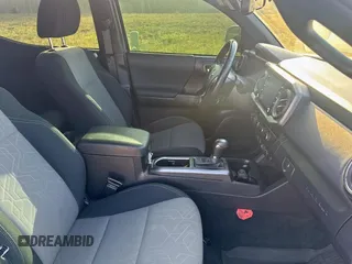 2023 Toyota Tacoma SR z VIN 3TMCZ5AN4PM566647, wystawiony jako Copart lot #60572355 z przebiegiem 43 666 mil mil oraz Czysty tytuł • Clean title. Historia ofert i sprzedaży dostępna na DreamBid. Obrazek 5.
