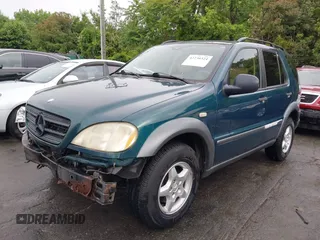 1998 Mercedes-Benz M 320/430/500 z VIN 4JGAB54E5WA006036, wystawiony jako IAAI lot #42230324 z przebiegiem 301 386 mil mil oraz . Historia ofert i sprzedaży dostępna na DreamBid. Obrazek 2.