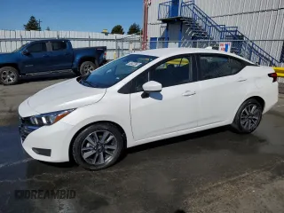 2024 Nissan Versa SV z VIN 3N1CN8EV8RL904652, wystawiony jako Copart lot #61214475 z przebiegiem 23 153 mil mil oraz Czysty tytuł • Clean title. Historia ofert i sprzedaży dostępna na DreamBid. Obrazek 1.