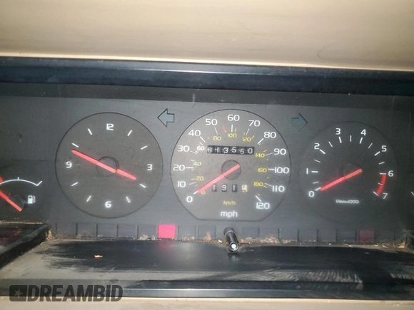 1986 Volvo 740 z VIN YV1FX8855G1054655, wystawiony jako Copart lot #85474964 z przebiegiem 613 550 mil mil oraz Czysty tytuł • Clean title. Historia ofert i sprzedaży dostępna na DreamBid. Obrazek 9.