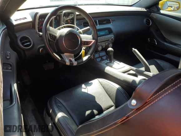 2010 Chevrolet Camaro 2SS z VIN 2G1FK1EJ5A9128567, wystawiony jako Copart lot #55323215 z przebiegiem 40 219 mil mil oraz Szkody całkowita. Historia ofert i sprzedaży dostępna na DreamBid. Obrazek 8.