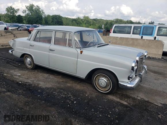 1962 Mercedes-Benz 190 z VIN 11001010026663, wystawiony jako Copart lot #77166834 z przebiegiem 47 390 mil mil oraz Tytuł czysty. Historia ofert i sprzedaży dostępna na DreamBid. Obrazek 4.