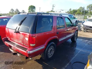 1995 GMC Jimmy SLE z VIN 1GKDT13W1SK528155, wystawiony jako IAAI lot #42177589 z przebiegiem 283 900 mil mil oraz . Historia ofert i sprzedaży dostępna na DreamBid. Obrazek 4.