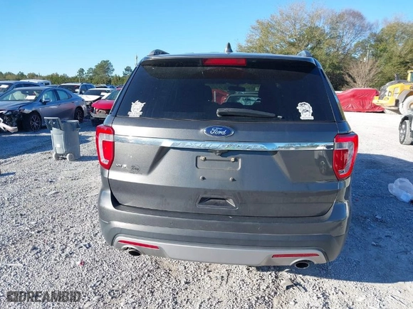 2017 Ford Explorer XLT with VIN 1FM5K7D85HGD15836, listed as a IAAI auction lot 41725730 with 122,073 mi miles. Bid and sale history available at carsss.com. Image 17.