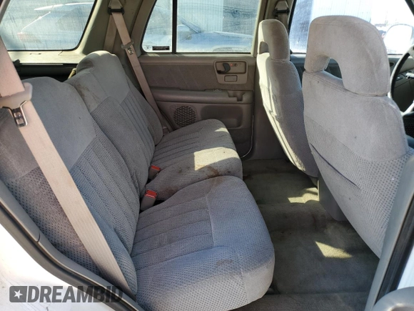 1996 Chevrolet Blazer z VIN 1GNCS13W2T2160393, wystawiony jako Copart lot #70889204 z przebiegiem 118 286 mil mil oraz Czysty tytuł • Clean title. Historia ofert i sprzedaży dostępna na DreamBid. Obrazek 11.
