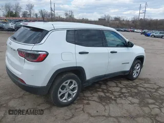 2024 Jeep Compass Sport z VIN 3C4NJDAN2RT157145, wystawiony jako IAAI lot #41456201 z przebiegiem 6 943 mil mil oraz . Historia ofert i sprzedaży dostępna na DreamBid. Obrazek 4.