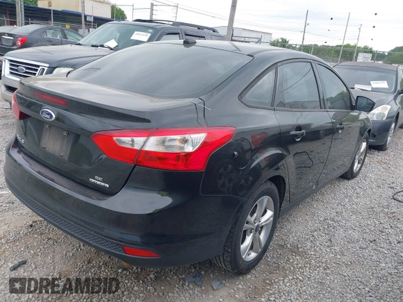 2013 Ford Focus SE z VIN 1FADP3F28DL349005, wystawiony jako IAAI lot #42055478 z przebiegiem 137 599 mil mil oraz . Historia ofert i sprzedaży dostępna na DreamBid. Obrazek 4.
