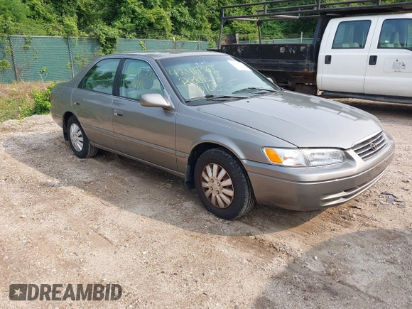 1998 Toyota Camry LE z VIN 4T1BG22K8WU330576, wystawiony jako IAAI lot #42417387 z przebiegiem 99 861 mil mil oraz . Historia ofert i sprzedaży dostępna na DreamBid. Obrazek 1.