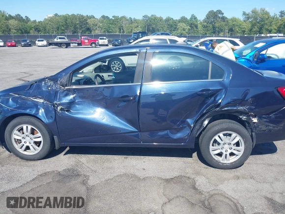 2015 Chevrolet Sonic LT z VIN 1G1JC5SB5F4177676, wystawiony jako IAAI lot #42230662 z przebiegiem 155 884 mil mil oraz . Historia ofert i sprzedaży dostępna na DreamBid. Obrazek 14.