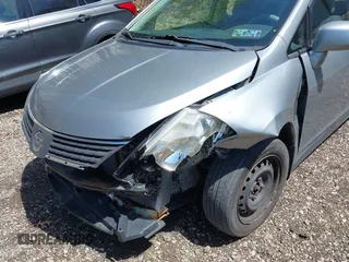2009 Nissan Versa S z VIN 3N1BC13E19L455441, wystawiony jako IAAI lot #42148367 z przebiegiem 106 182 mil mil oraz . Historia ofert i sprzedaży dostępna na DreamBid. Obrazek 6.