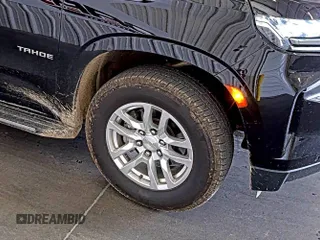2022 Chevrolet Tahoe LS z VIN 1GNSKMKD7NR129745, wystawiony jako IAAI lot #42566236 z przebiegiem 95 126 mil mil oraz . Historia ofert i sprzedaży dostępna na DreamBid. Obrazek 24.