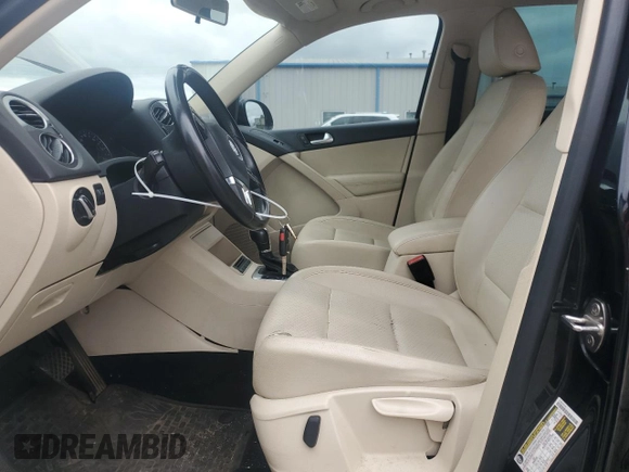 2013 Volkswagen Tiguan S z VIN WVGAV3AX3DW573525, wystawiony jako Copart lot #58757415 z przebiegiem 116 069 mil mil oraz Czysty tytuł • Clean title. Historia ofert i sprzedaży dostępna na DreamBid. Obrazek 7.