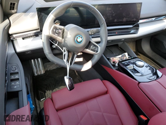 2024 BMW i5 eDrive40 z VIN WBY33FK02RCR43716, wystawiony jako Copart lot #68262434 z przebiegiem Nie podano mil oraz Szkoda całkowita • Salvage title. Historia ofert i sprzedaży dostępna na DreamBid. Obrazek 8.