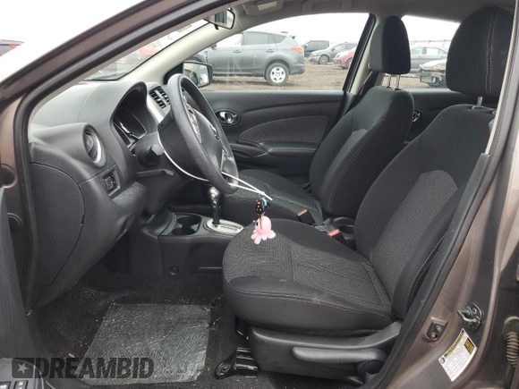 2015 Nissan Versa SV z VIN 3N1CN7AP1FL803434, wystawiony jako Copart lot #55703535 z przebiegiem 35 500 mil mil oraz Szkoda całkowita • Salvage title. Historia ofert i sprzedaży dostępna na DreamBid. Obrazek 7.