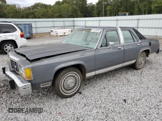 1985 Ford Crown Victoria z VIN 2FABP43F6FX102527, wystawiony jako Copart lot #71747574 z przebiegiem 50 249 mil mil oraz Nie do naprawy. Historia ofert i sprzedaży dostępna na DreamBid. Obrazek 1.