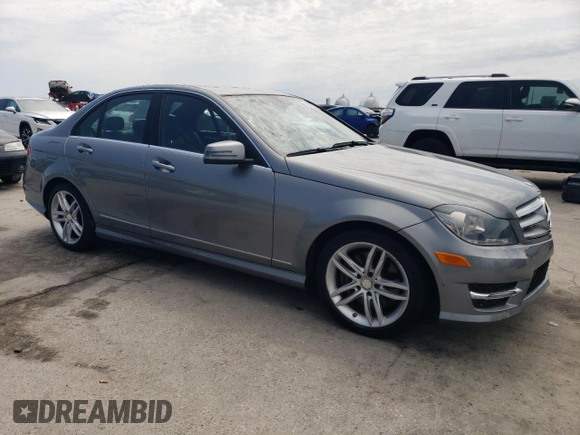 2013 Mercedes-Benz C 300 Sport z VIN WDDGF8AB9DR301692, wystawiony jako Copart lot #54919645 z przebiegiem 58 482 mil mil oraz Szkoda całkowita • Salvage title. Historia ofert i sprzedaży dostępna na DreamBid. Obrazek 4.