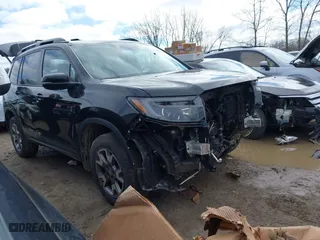 2022 Honda Passport TrailSport with VIN 5FNYF8H60NB011632, listed as a IAAI auction lot 41779705 with 42,038 mi miles. Bid and sale history available at carsss.com. Image 1.