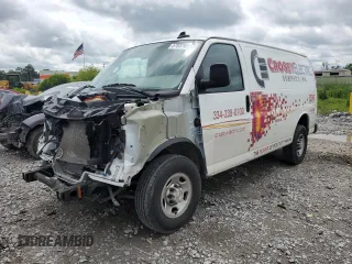 2024 Chevrolet Express Cargo z VIN 1GCWGAF79R1103764, wystawiony jako Copart lot #57837425 z przebiegiem 24 563 mil mil oraz Szkoda całkowita • Salvage title. Historia ofert i sprzedaży dostępna na DreamBid. Obrazek 1.