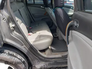 2006 Saturn VUE z VIN 5GZCZ53446S873437, wystawiony jako IAAI lot #41982510 z przebiegiem 264 270 mil mil oraz . Historia ofert i sprzedaży dostępna na DreamBid. Obrazek 8.