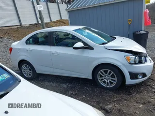 2015 Chevrolet Sonic LT z VIN 1G1JC5SG5F4147301, wystawiony jako IAAI lot #41934640 z przebiegiem 68 593 mil mil oraz . Historia ofert i sprzedaży dostępna na DreamBid. Obrazek 13.
