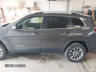 2020 Jeep Cherokee Altitude z VIN 1C4PJMLX9LD644816, wystawiony jako IAAI lot #42400461 z przebiegiem 32 235 mil mil oraz . Historia ofert i sprzedaży dostępna na DreamBid. Obrazek 14.