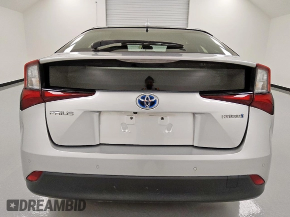 2021 Toyota Prius L Eco z VIN JTDKAMFU0M3140335, wystawiony jako Copart lot #61955845 z przebiegiem 96 071 mil mil oraz Czysty tytuł • Clean title. Historia ofert i sprzedaży dostępna na DreamBid. Obrazek 6.