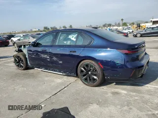 2023 BMW i7 xDrive60 z VIN WBY53EJ08PCN81456, wystawiony jako Copart lot #46480064 z przebiegiem 2218 mil mil oraz . Historia ofert i sprzedaży dostępna na DreamBid. Obrazek 2.