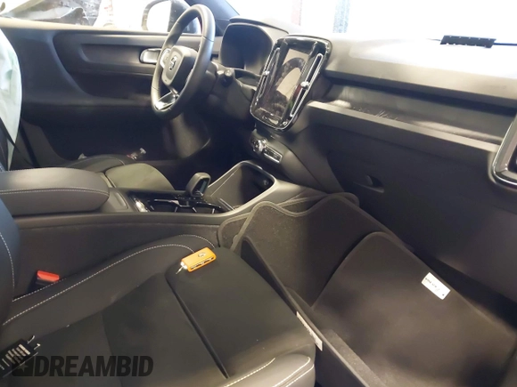 2023 Volvo XC40 Ultimate z VIN YV4ED3UM4P2052302, wystawiony jako IAAI lot #41350191 z przebiegiem 8 542 mil mil oraz . Historia ofert i sprzedaży dostępna na DreamBid. Obrazek 5.