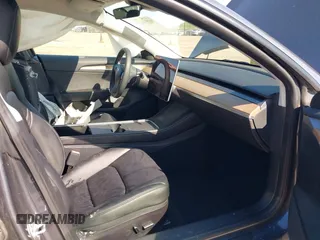2022 Tesla Model 3 Long Range z VIN 5YJ3E1EB2NF251772, wystawiony jako IAAI lot #41773684 z przebiegiem 28 500 mil mil oraz . Historia ofert i sprzedaży dostępna na DreamBid. Obrazek 5.