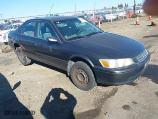 2000 Toyota Camry CE with VIN JT2BG22K7Y0501602, listed as a IAAI auction lot 41841064 with 236,611 mi miles. Bid and sale history available at carsss.com. Image 1.