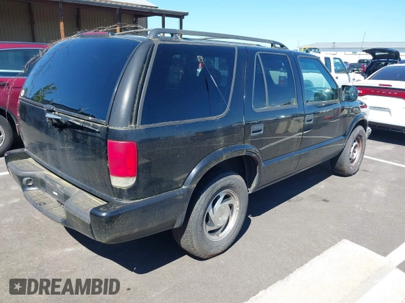 2000 Chevrolet Blazer LT z VIN 1GNDT13W0Y2353621, wystawiony jako IAAI lot #42053605 z przebiegiem 164 160 mil mil oraz . Historia ofert i sprzedaży dostępna na DreamBid. Obrazek 4.