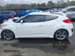 2013 Hyundai Veloster Turbo z VIN KMHTC6AE6DU112233, wystawiony jako IAAI lot #41869164 z przebiegiem 151 091 mil mil oraz . Historia ofert i sprzedaży dostępna na DreamBid. Obrazek 14.
