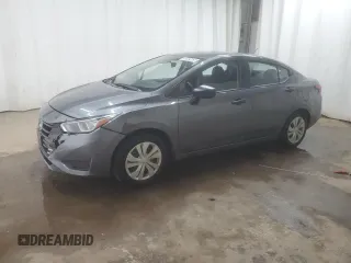 2024 Nissan Versa S z VIN 3N1CN8DV7RL920178, wystawiony jako Copart lot #59383465 z przebiegiem 39 814 mil mil oraz Czysty tytuł • Clean title. Historia ofert i sprzedaży dostępna na DreamBid. Obrazek 1.