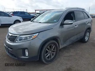 2015 Kia Sorento LX z VIN 5XYKT3A64FG584510, wystawiony jako IAAI lot #42164522 z przebiegiem 113 683 mil mil oraz . Historia ofert i sprzedaży dostępna na DreamBid. Obrazek 2.