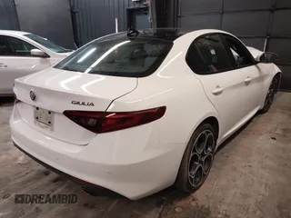 2022 Alfa Romeo Giulia Veloce z VIN ZARFANBN8N7661843, wystawiony jako IAAI lot #41118693 z przebiegiem 35 935 mil mil oraz . Historia ofert i sprzedaży dostępna na DreamBid. Obrazek 4.