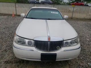 2000 Lincoln Town Car Signature z VIN 1LNHM82W9YY913288, wystawiony jako Copart lot #58776435 z przebiegiem 77 552 mil mil oraz Czysty tytuł • Clean title. Historia ofert i sprzedaży dostępna na DreamBid. Obrazek 5.