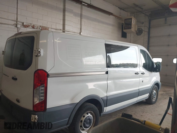 2015 Ford Transit Cargo z VIN 1FTNE1YG9FKB08497, wystawiony jako IAAI lot #42106682 z przebiegiem 158 992 mil mil oraz . Historia ofert i sprzedaży dostępna na DreamBid. Obrazek 6.