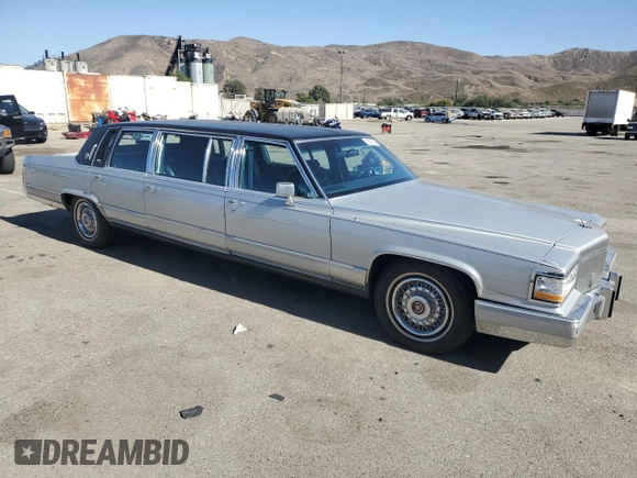 1992 Cadillac Brougham z VIN 1G6DW5474NR713140, wystawiony jako Copart lot #76990784 z przebiegiem 63 153 mil mil oraz Czysty tytuł • Clean title. Historia ofert i sprzedaży dostępna na DreamBid. Obrazek 4.